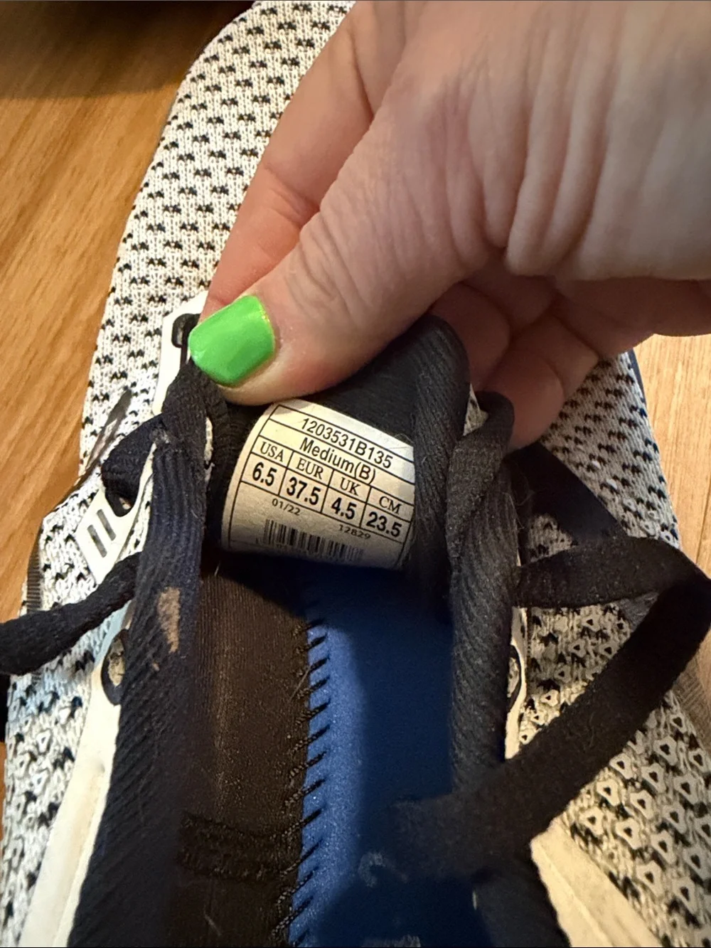 Brooks women’s White and Black Mesh Running Sneakers